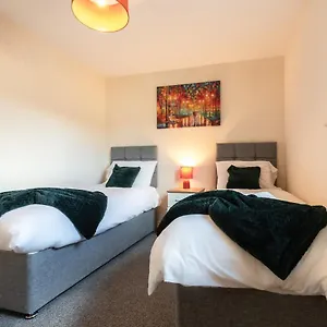 Centre Comfort: Spacious 2-bed With Smart Tvs And Secure Parking Apartment Southampton