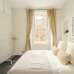The Raeburn - Stockbridge Apartment Edinburgh