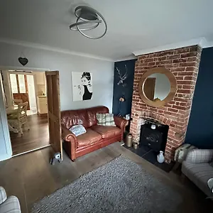 April Holiday home Ringwood
