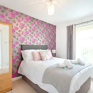  Apartment Free Parking, Spacious Living Room, Garden